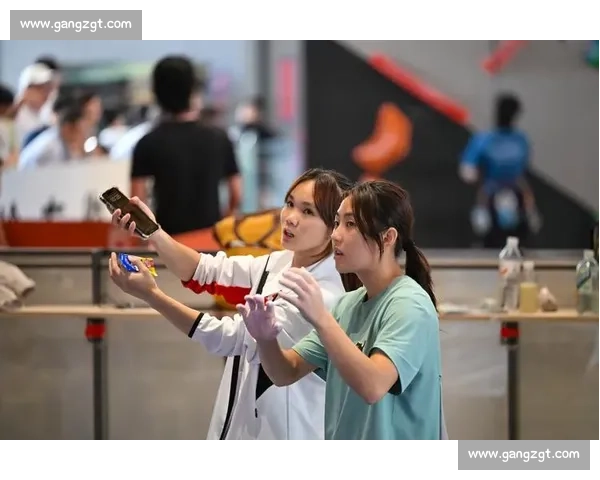 粤攀岩锦标赛深圳开赛 高手岩壁竞速